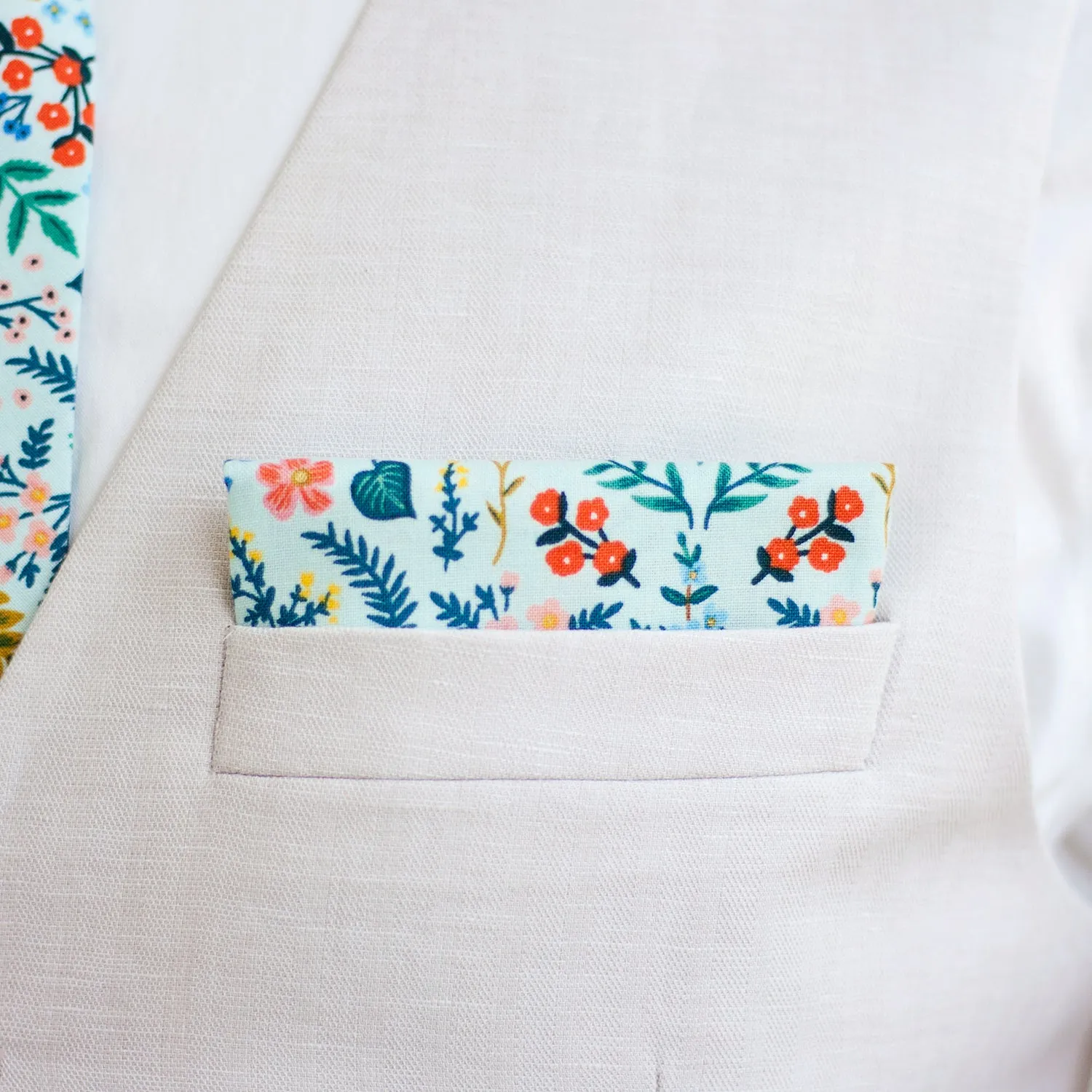 Men's Freestyle Self-Tie Bow Tie / Mint Metallic Floral